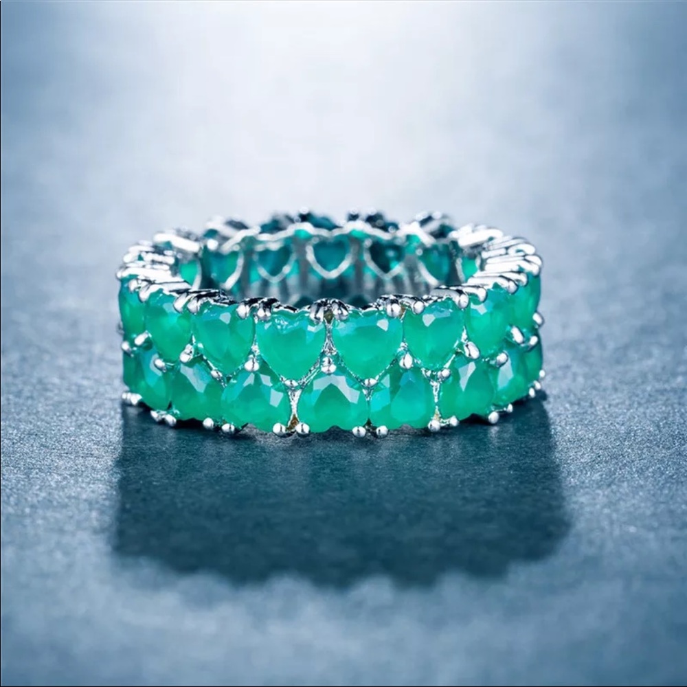 New Luxury 925 Silver Beautiful Hearts Emerald Band Ring - Picture 1 of 2